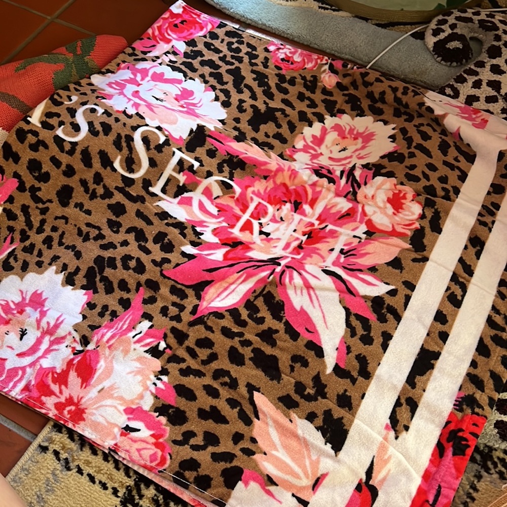 Victoria’s Sexret beach towel- Leopard and Floral print towel, new 🌸